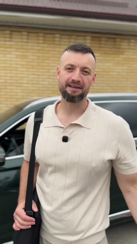 Эксперт курса возле автомобиля
